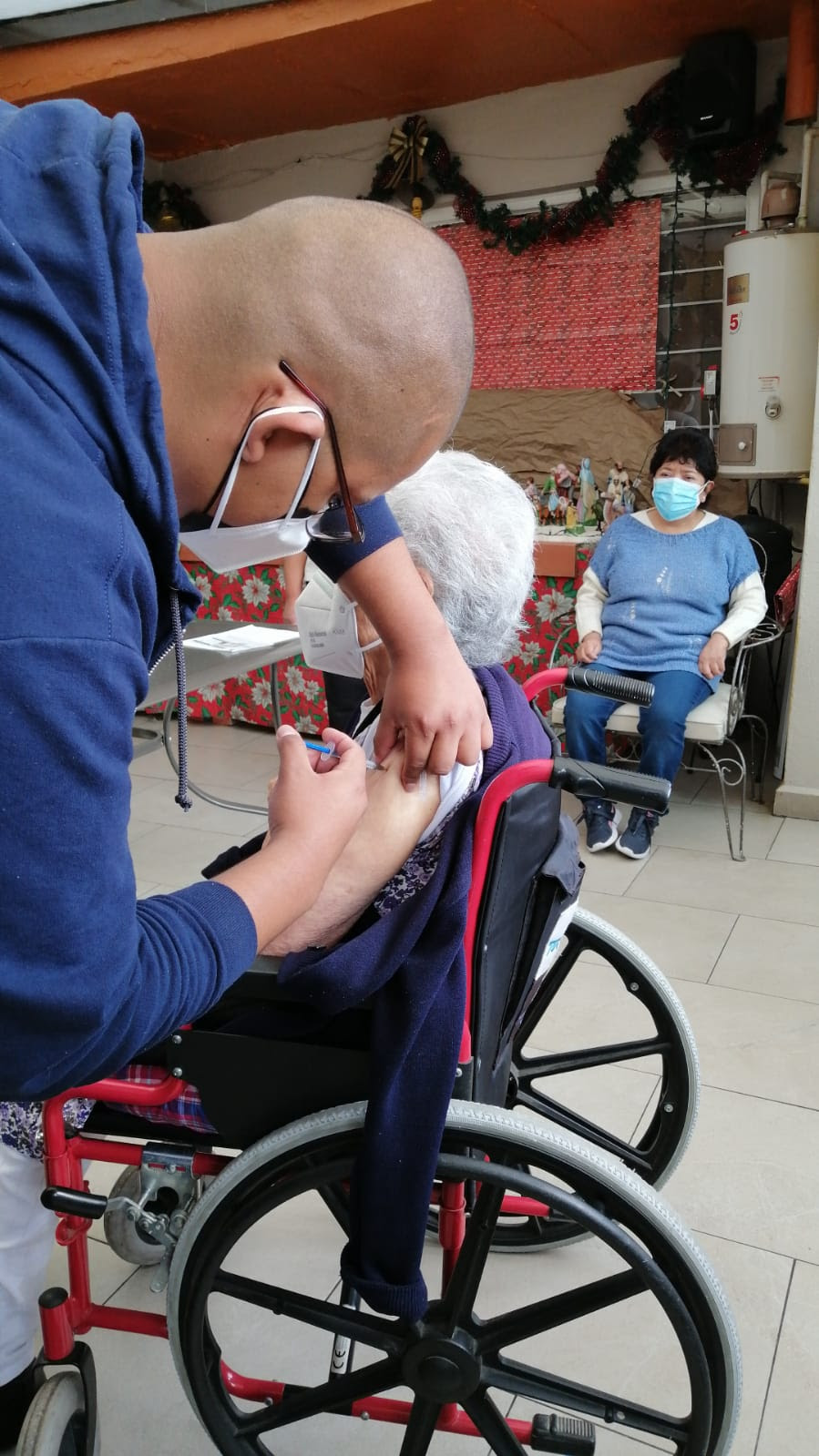 Vacunan contra Covid-19 en domicilios, asilos, centros de rehabilitación y reclusorios