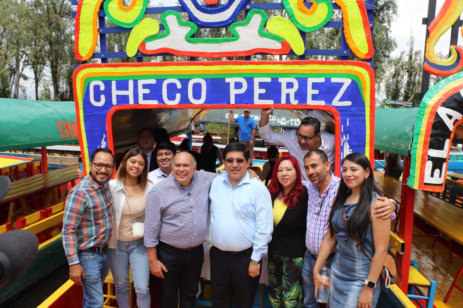 Papá de ‘Checo’ Pérez elige Xochimilco para festejar en compañía del alcalde José Carlos Acosta