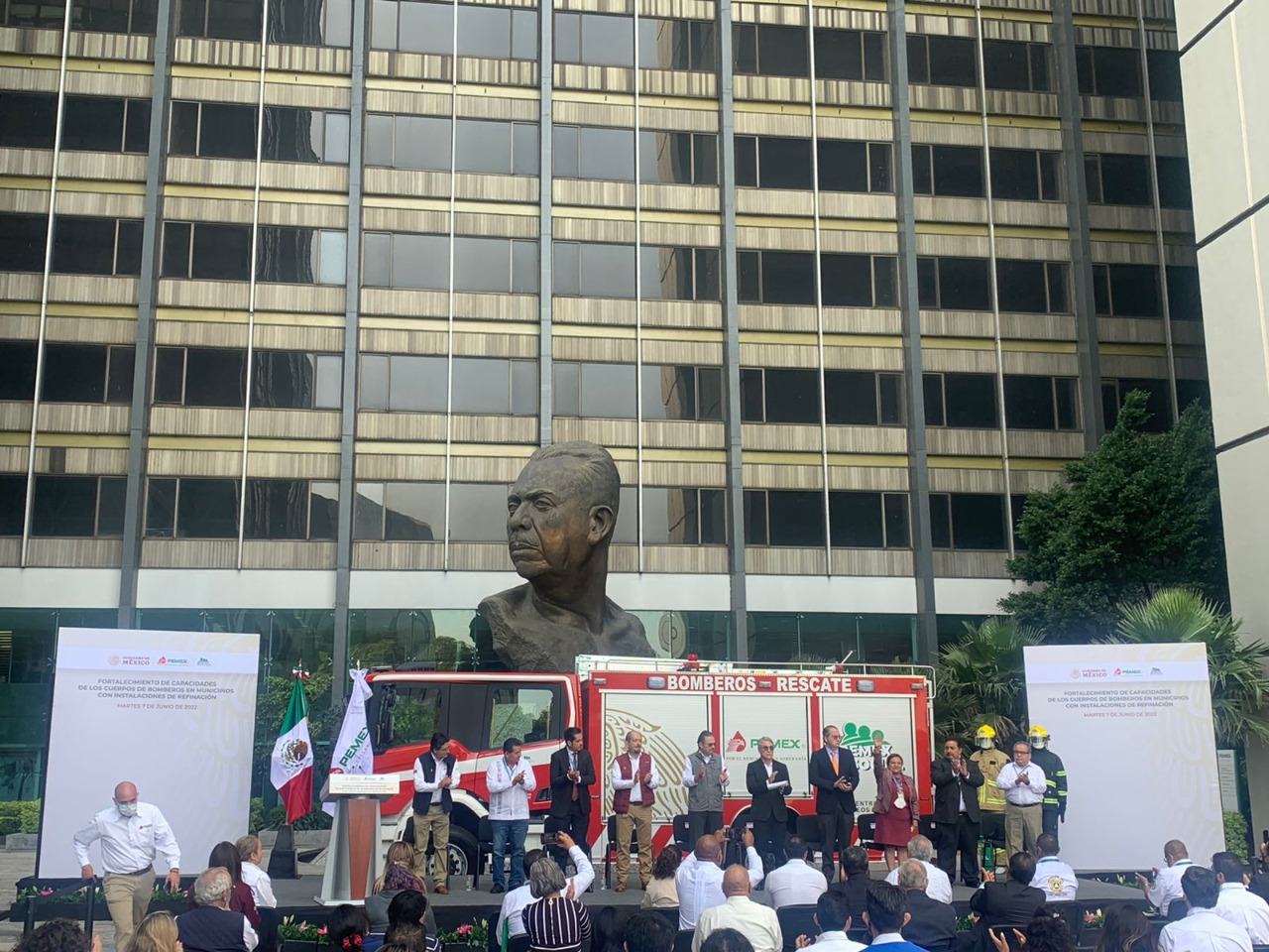 PEMEX entrega equipo de bomberos de diversos municipios petroleros