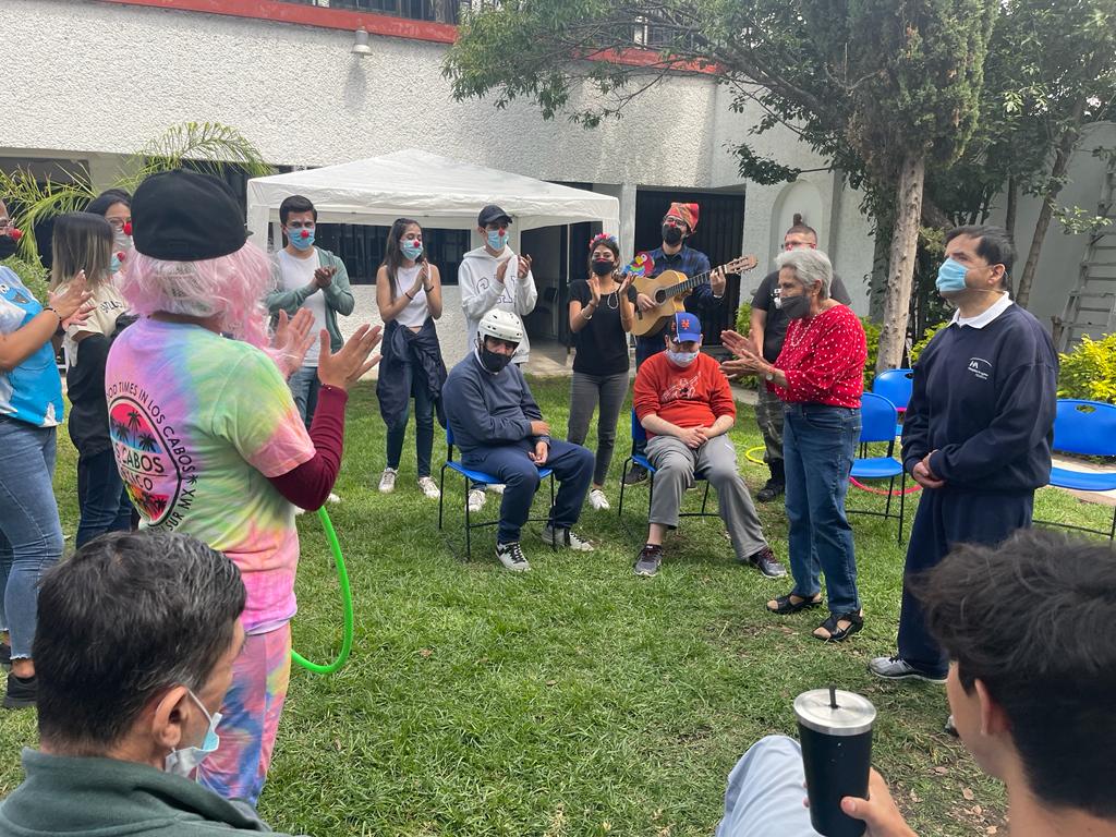 Reparten sonrisas en Centro Nueva Luz; llevan alegría a personas con discapacidad intelectual y autismo