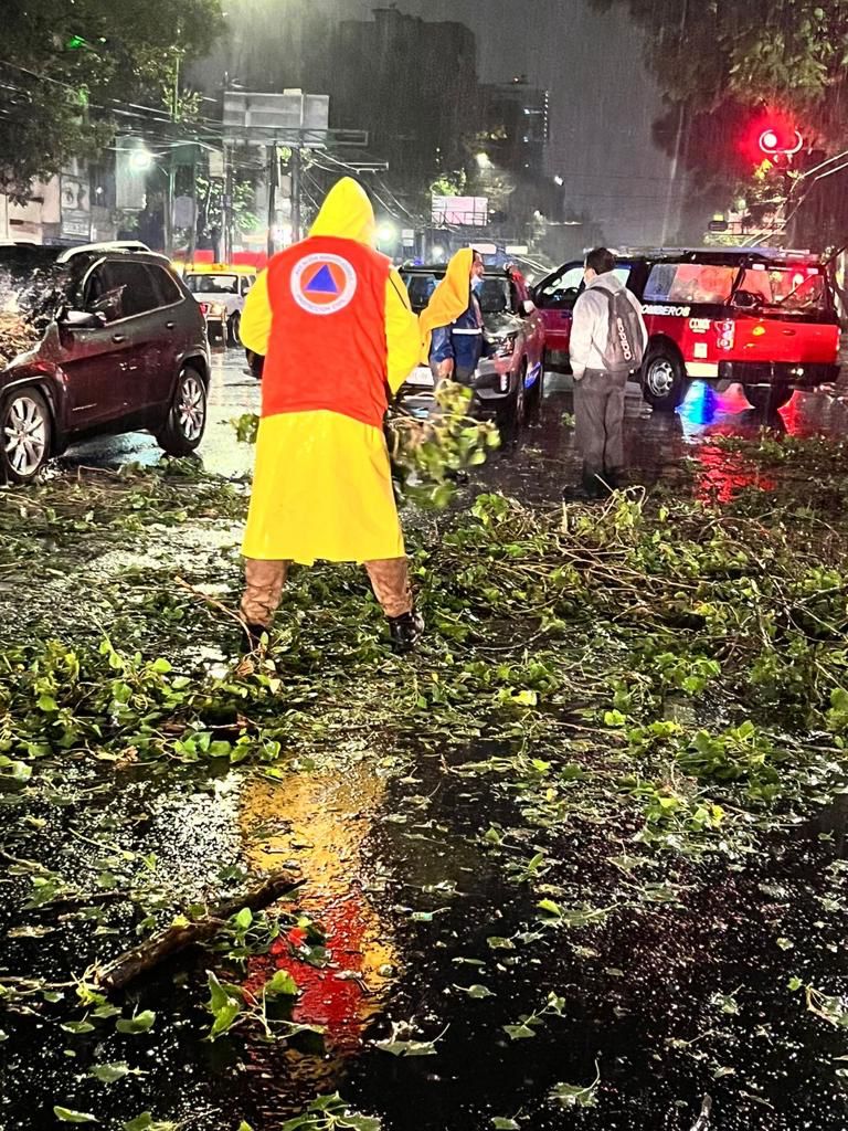 Atienden emergencias por lluvias en Benito Juárez