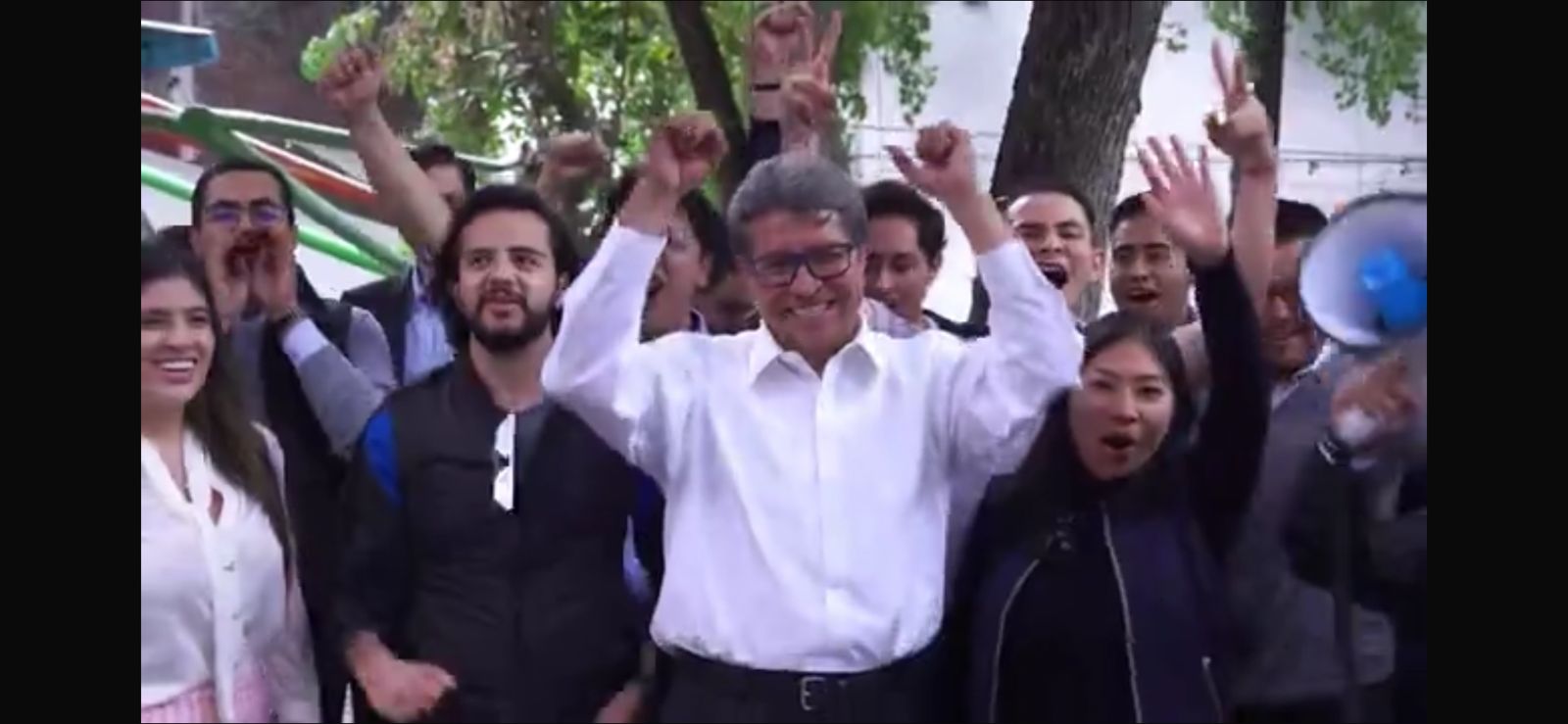 Jóvenes tienen que cumplir sus sueños, pero también ser solidarios con causas justas: Ricardo Monreal