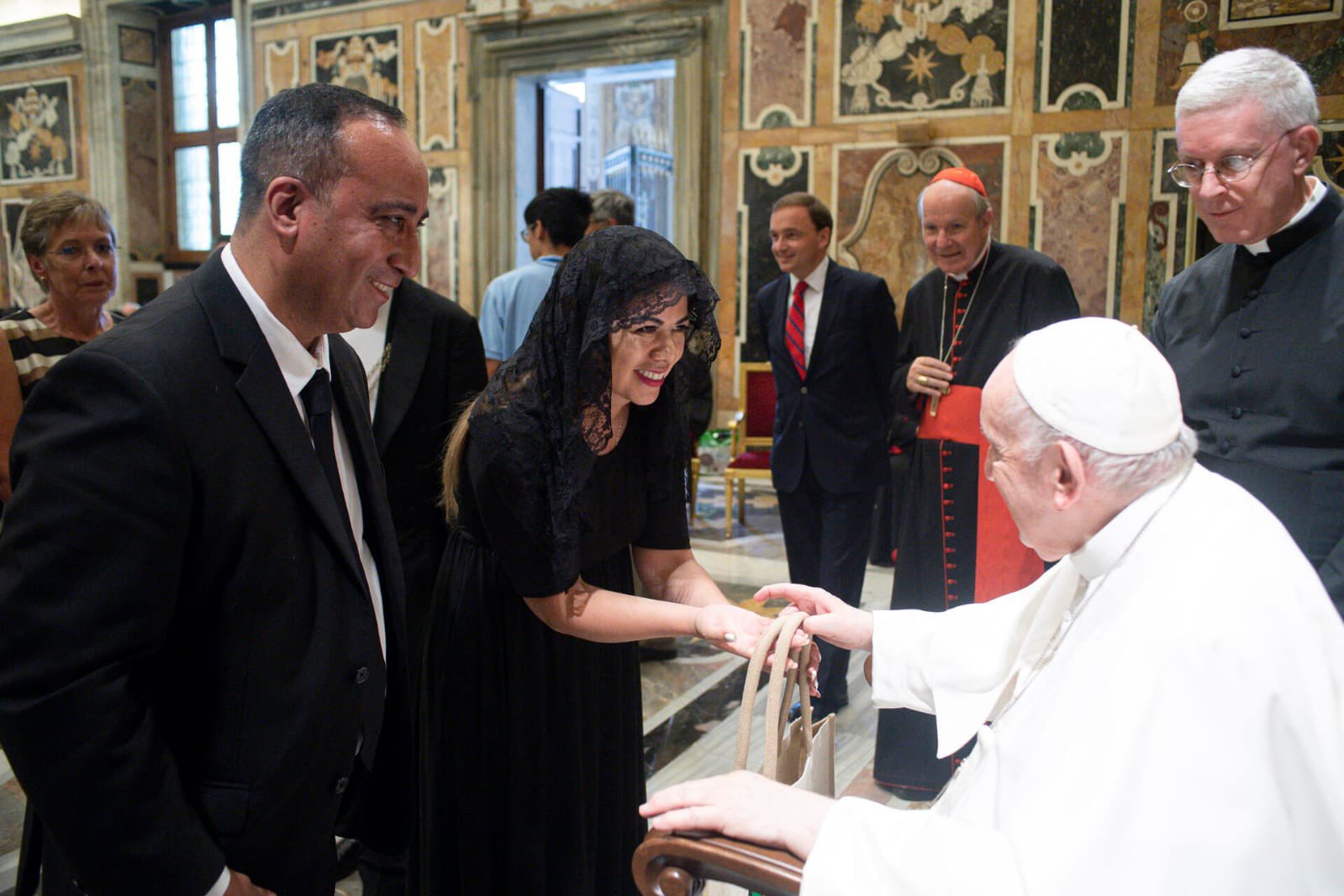 Diputada local se va de gira al Vaticano