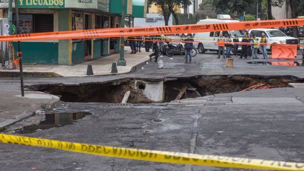 Alerta roja por socavones y fugas en la capital