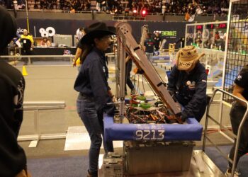 Jóvenes de Escuela Técnica Roberto Rocca, en Pesquería, Nuevo León, parten al mundial de Robótica en Houston