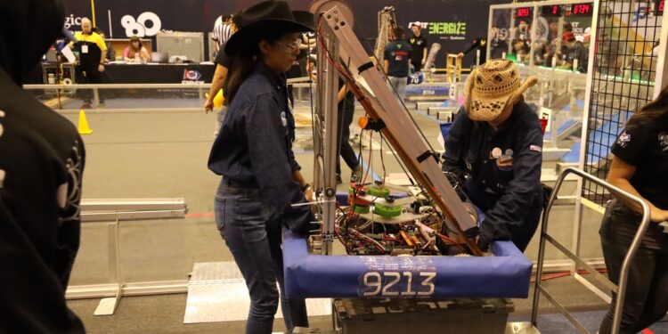 Jóvenes de Escuela Técnica Roberto Rocca, en Pesquería, Nuevo León, parten al mundial de Robótica en Houston