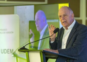 Llama Krauze a jóvenes a interesarse por la política y a leer mucho