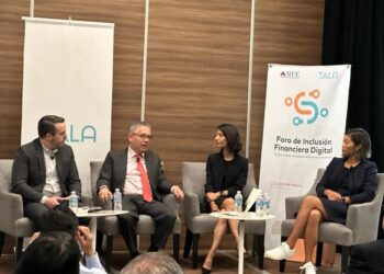 CEO y fundadora de Tala Mobile, con AMFE, inauguran el primer «Foro de Inclusión Financiera Digital» anual