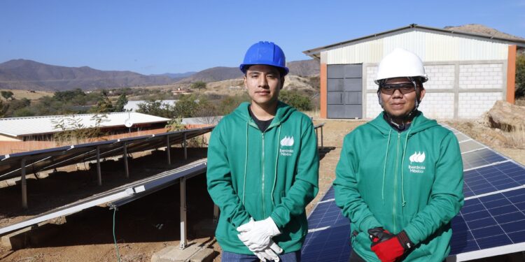Iberdrola México entrega 17 becas a estudiantes de Oaxaca