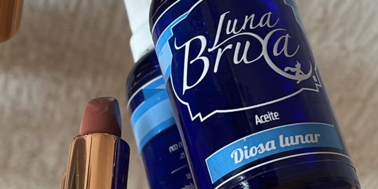 Luna Bruxa presenta su nuevo ritual, «El poder mágico de un labial»