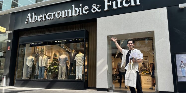 Exitosa apertura de la nueva tienda Abercrombie & Fitch en Punto Valle, Monterrey