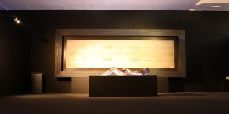 Inauguran en la UAG exposición sobre «La Sábana Santa»