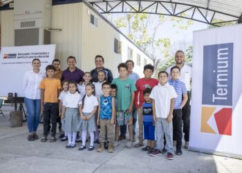 Ternium dona aula móvil a Comunidad de la Sierra en Michoacán