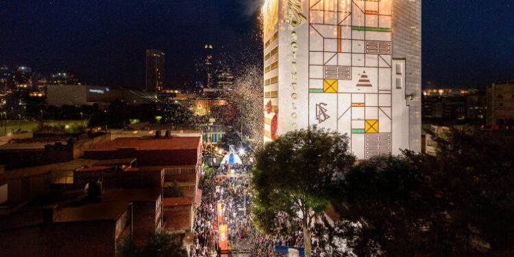Las luces nocturnas de la Ciudad de México brillan con la apertura de la Iglesia de Scientology Del Valle
