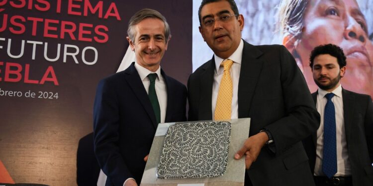 Gobierno de Puebla e Iberdrola México iluminan comunidades rurales