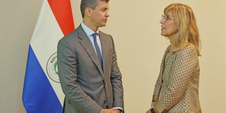 Núria Vilanova, presidenta de CEAPI, junto a inversores iberoamericanos son recibidos por Santiago Peña