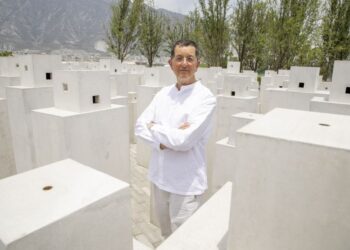 Se despliegan esculturas de Antony Gormley en jardines de la UDEM