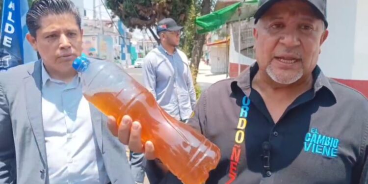 Daniel Ordoñez denuncia agua contaminada en Iztacalco
