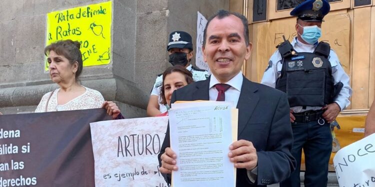 Periodista es víctima del "podrido" Poder Judicial