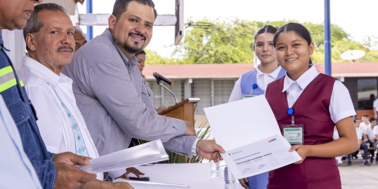 Ternium reconoce la excelencia académica de los estudiantes michoacanos