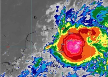 Beryl tocó tierra esta madrugada como huracán de categoría 2, al norte de Tulum, Quintana Roo