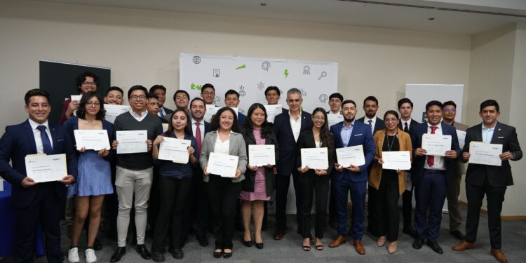 Techint Ingeniería y Construcción entrega becas a 45 alumnos de bachillerato y universidad