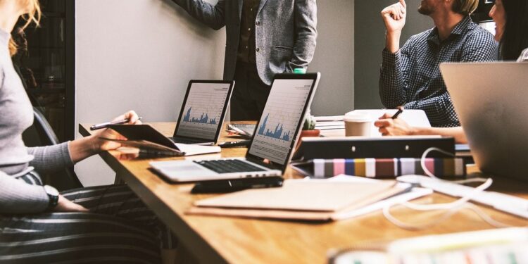 En grandes empresas, 6 de cada 10 colaboradores reciben capacitación profesional: HubSpot