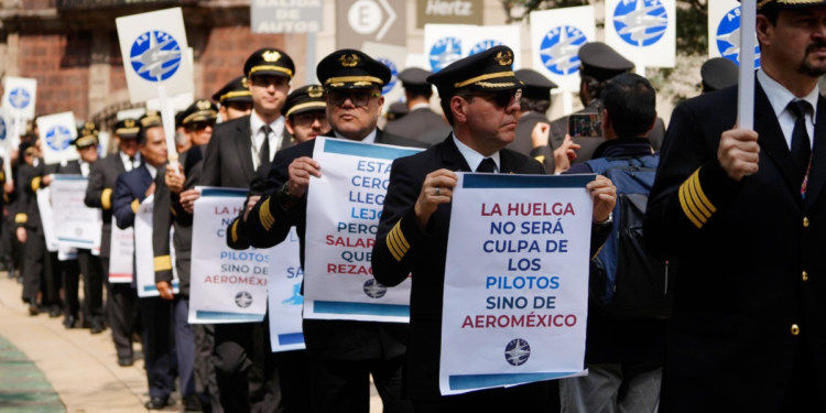 Pilotos de Aeroméxico exigen el retorno de sus salarios previos a la pandemia