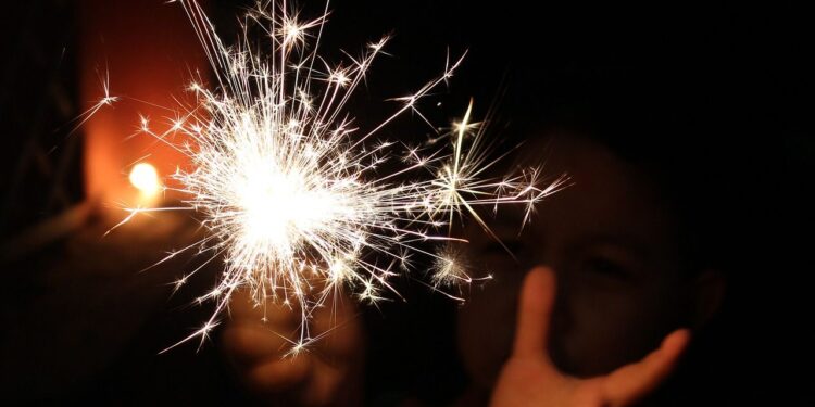 Fuegos artificiales en fiestas patrias pueden ocasionar daños irreversibles a la visión: Medical Dimegar