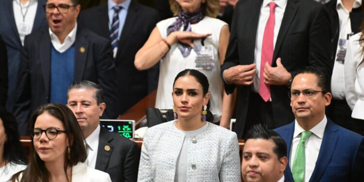 Ale Rojo se defiende, dice que resistirá hasta el final