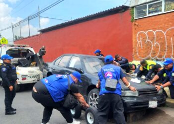 Limpian de vehículos chatarra calles de Coyoacán