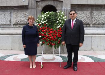 Rinden guardia de honor en el Ángel, reconocidos servidores públicos y deportistas de Xochimilco