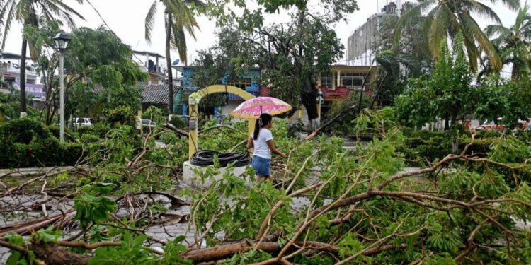 Huracán ‘John’ Deja Destrucción en Michoacán: ¿Cómo Ayudar?