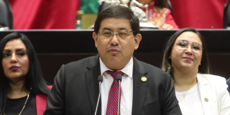 Panistas y priístas llevan corona para su propio funeral: José Carlos Acosta