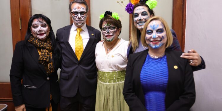 Diputados se disfrazan para reconocer tradición de Día de Muertos