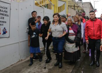 Clara Brugada se pone las botas y atiende emergencia en Xochimilco