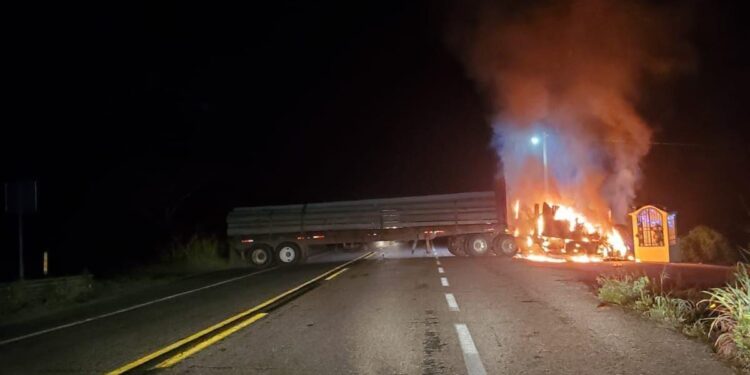 Incendian tráiler y suspenden clases en Tecpan de Galeana, Guerrero