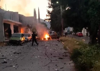 Explota coche bomba en Acámbaro e incendian patrulla en Jerécuaro