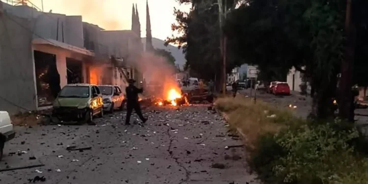 Explota coche bomba en Acámbaro e incendian patrulla en Jerécuaro