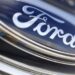 Ford recorta empleos en Europa en su transición hacia vehículos eléctricosFord anunció un importante recorte de empleos en Europa y Reino Unido como parte de su estrategia para acelerar la transición hacia los vehículos eléctricos. La compañía señaló que esta decisión responde a la necesidad de optimizar recursos y enfocar su producción en tecnologías innovadoras. Aunque los recortes han generado inquietud, la empresa asegura que las medidas serán implementadas en consulta con los representantes de los trabajadores para garantizar procesos justos.  La electrificación ha llevado a Ford a realizar ajustes significativos en su estructura global. Este cambio busca adaptarse a la creciente demanda de vehículos eléctricos y cumplir con regulaciones medioambientales cada vez más estrictas. Sin embargo, la transformación no está exenta de desafíos, ya que implica grandes inversiones en investigación, desarrollo y nuevos procesos de manufactura.  En los últimos años, Ford ha intensificado su compromiso con la electrificación. La compañía ha lanzado modelos eléctricos emblemáticos, como el Mustang Mach-E y la F-150 Lightning, que han recibido una amplia aceptación en el mercado. No obstante, este avance ha exigido redirigir recursos desde los segmentos tradicionales, como los motores de combustión interna, hacia la tecnología eléctrica, provocando ajustes en su personal y operaciones.  Estos recortes evidencian la presión que enfrentan los fabricantes para mantenerse competitivos en un mercado automotriz en rápida evolución. La decisión de Ford subraya tanto los retos como las oportunidades que acompañan la transición hacia un futuro sustentable, donde la innovación y la eficiencia serán clave para liderar la industria.