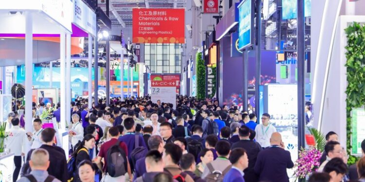 CHINAPLAS 2025, un reclamo para los compradores internacionales