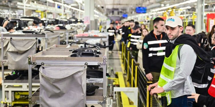 JETOUR organizó la primera visita de representantes de medios y usuarios globales a la Fábrica Inteligente de Fuzhou