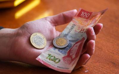 Peso mexicano opera con pérdidas en el cierre de una semana volátil por Trump