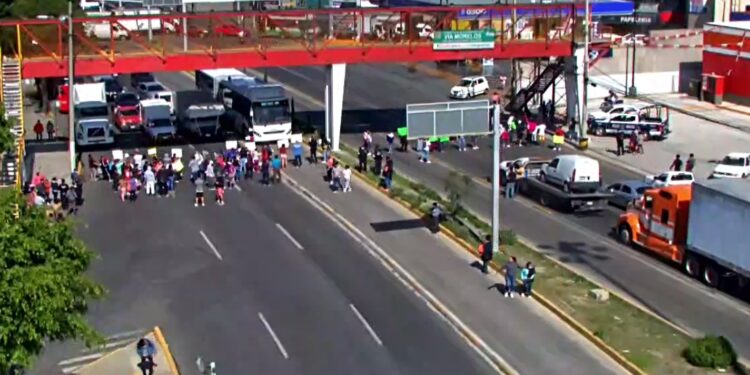 Fuga de aguas negras afecta a vecinos en Vía Morelos, Estado de México