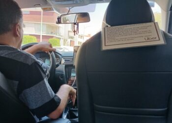 Un conductor de Uber con sordera: lucha cotidiana por sobrevivir