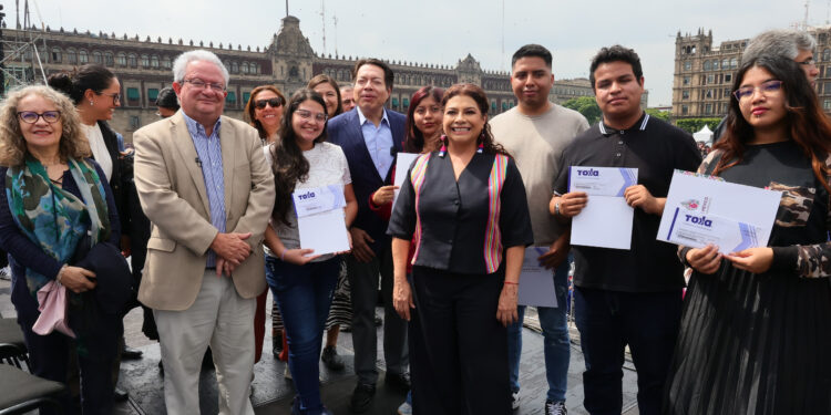 Entregan 10 mil apoyos de transporte a universitarios