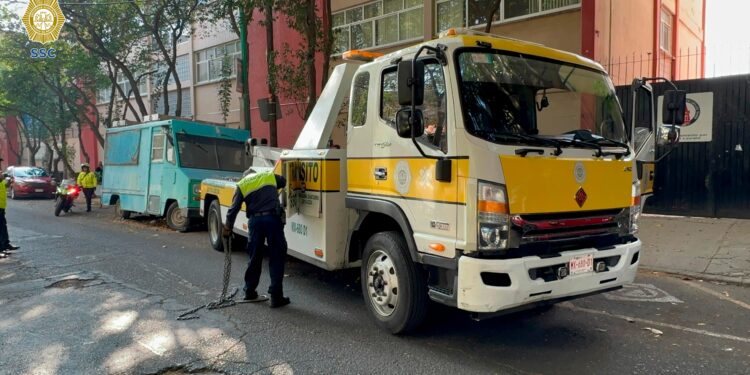 Retiran 13 autos «chatarra» de calles en Benito Juárez