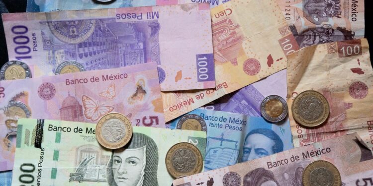 Peso mexicano se deprecia ante anuncio de aranceles de Trump