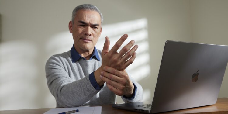 Hormigueo, entumecimiento y dolor en manos y pies, son algunos de los síntomas de Neuropatía Periférica que pueden ser tratados con Neurobión