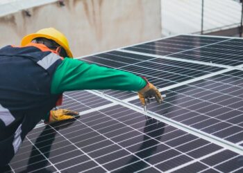 Lucerna Energy explica como reducir costos con paneles solares industriales